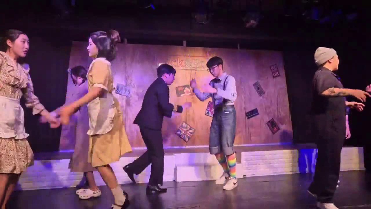 〈MIRACLE DAY〉 무대에서 배우들이 함께 춤추며 노래하는 장면이에요.