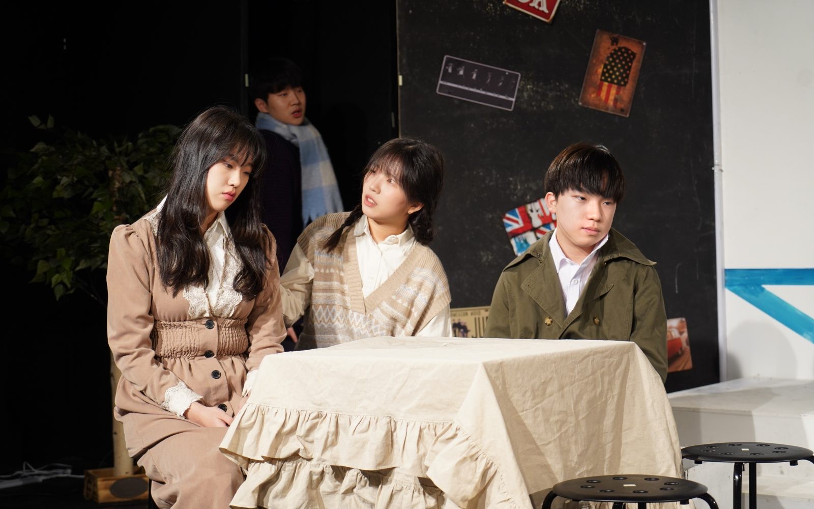 대학로 성균소극장 무대 위 식탁에 모여 앉은 극단 SOUL 청소년 배우들